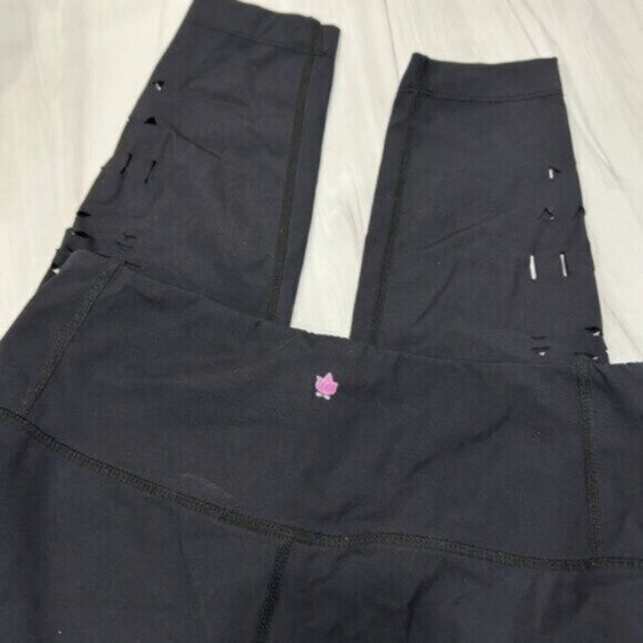 Kira Grace Women's Black Cut Out Cropped Leggings Size Small - Picture 4 of 5